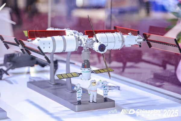 “CHINAPLAS 2026 國際橡塑展”，精準(zhǔn)把握行業(yè)趨勢，集結(jié)全球?qū)嵙φ股?，以硬核科技展品?gòu)建產(chǎn)業(yè)創(chuàng)新生態(tài)。