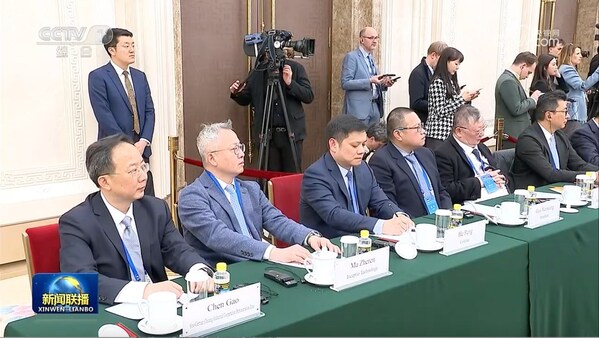 嬴徹科技創(chuàng)始人兼CEO馬喆人（坐席左二）受邀出席。圖源：中央電視臺(tái)2月26日新聞聯(lián)播