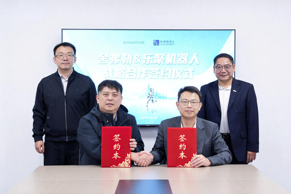 舍弗勒具身智能機器人（太倉）有限公司總經(jīng)理孫海天（前排右）與樂聚機器人中部大區(qū)總經(jīng)理高昊（前排左）簽訂戰(zhàn)略合作協(xié)議，舍弗勒中國區(qū)首席執(zhí)行官張藝林博士（后排右）與樂聚機器人常務(wù)副總裁柯真東（后排左）共同見證    圖片：舍弗勒