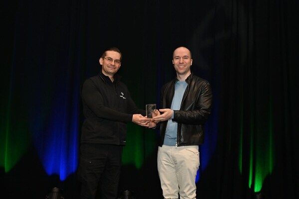 英矽智能創(chuàng)始人兼首席執(zhí)行官 Alex Zhavoronkov 博士作為頒獎(jiǎng)嘉賓，為 OpenAI 總裁 Greg Brockman 頒發(fā)PMWC 2026“杰出人物獎(jiǎng)”（Luminary Award）